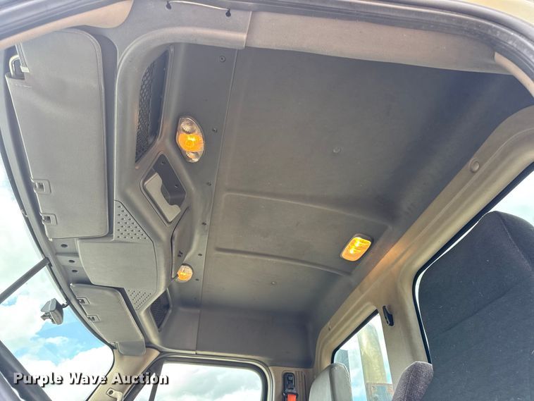 image for item DW6534 2014 Freightliner Cascadia semi truck