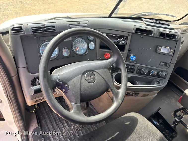 image for item DW6534 2014 Freightliner Cascadia semi truck