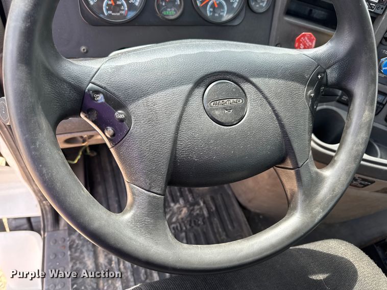 image for item DW6534 2014 Freightliner Cascadia semi truck