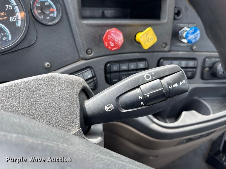 image for item DW6534 2014 Freightliner Cascadia semi truck