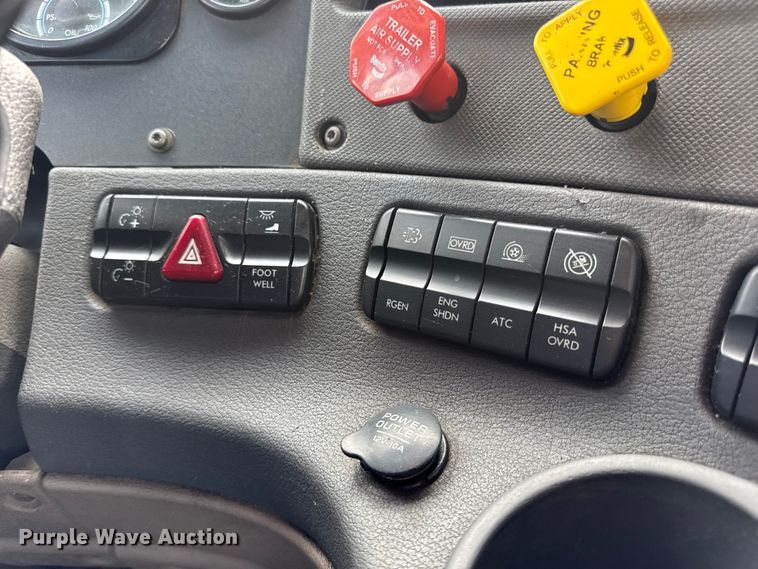 image for item DW6534 2014 Freightliner Cascadia semi truck