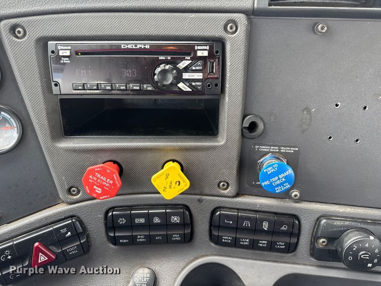 image for item DW6534 2014 Freightliner Cascadia semi truck