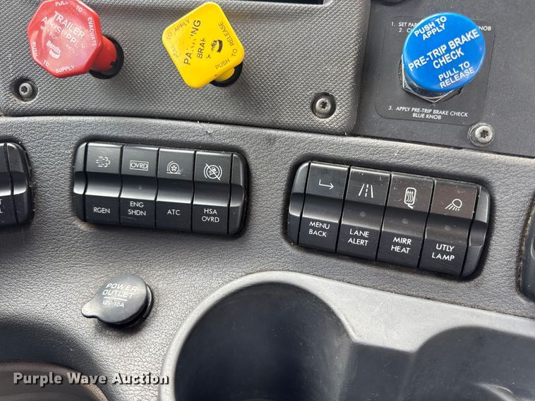 image for item DW6534 2014 Freightliner Cascadia semi truck