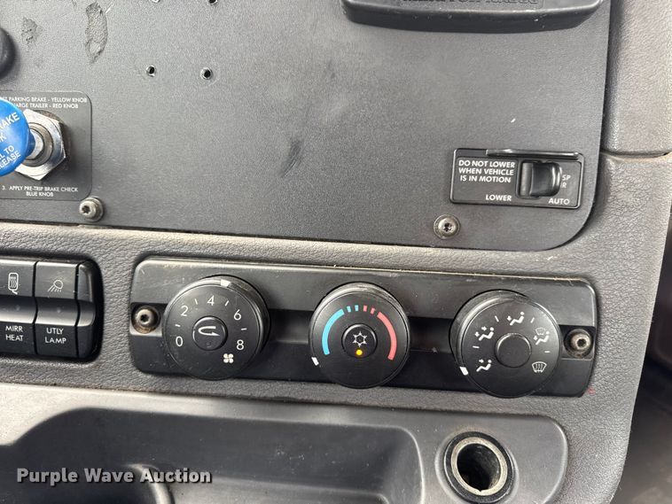 image for item DW6534 2014 Freightliner Cascadia semi truck