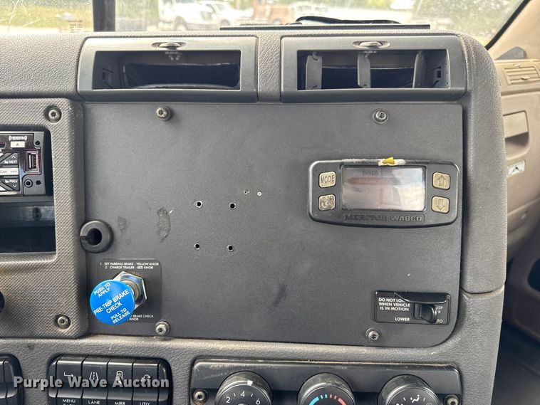 image for item DW6534 2014 Freightliner Cascadia semi truck