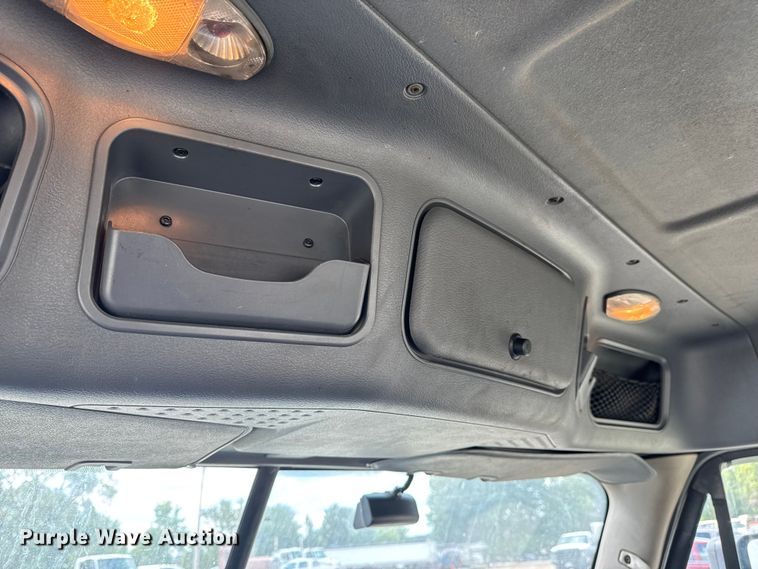 image for item DW6534 2014 Freightliner Cascadia semi truck