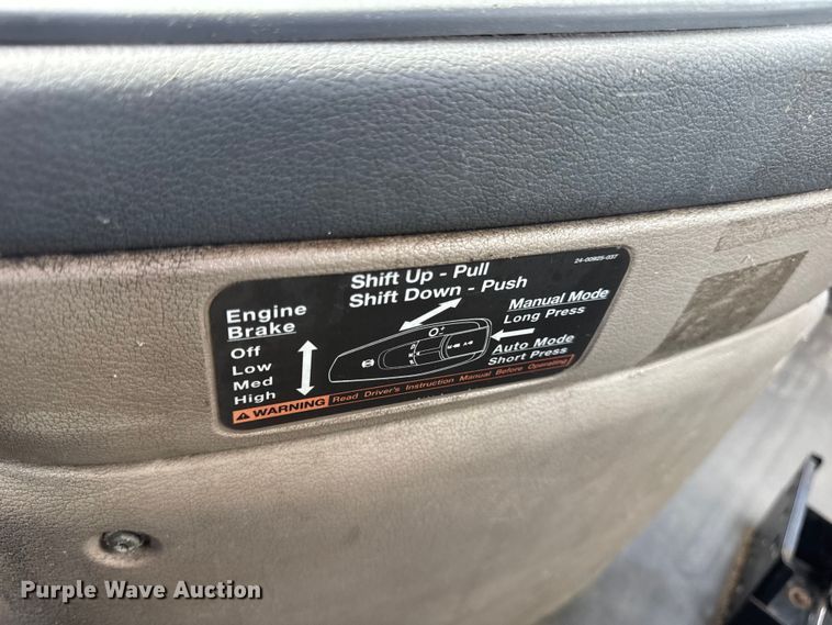 image for item DW6534 2014 Freightliner Cascadia semi truck