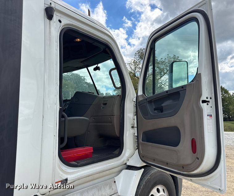 image for item DW6534 2014 Freightliner Cascadia semi truck