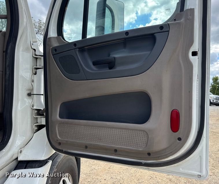 image for item DW6534 2014 Freightliner Cascadia semi truck