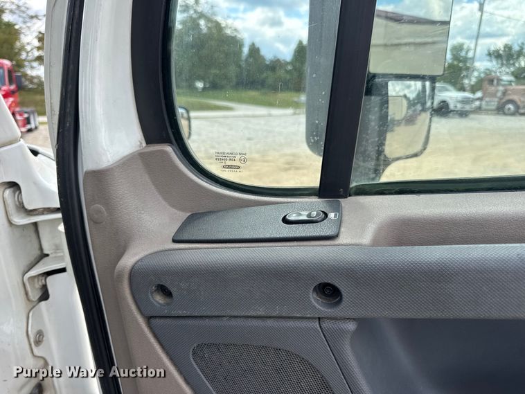 image for item DW6534 2014 Freightliner Cascadia semi truck