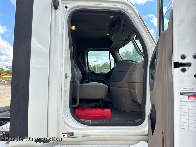 image for item DW6534 2014 Freightliner Cascadia semi truck