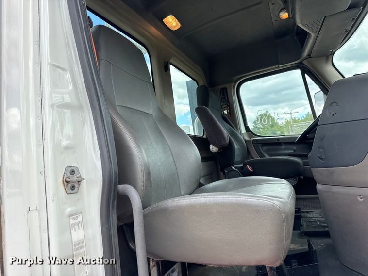 image for item DW6534 2014 Freightliner Cascadia semi truck