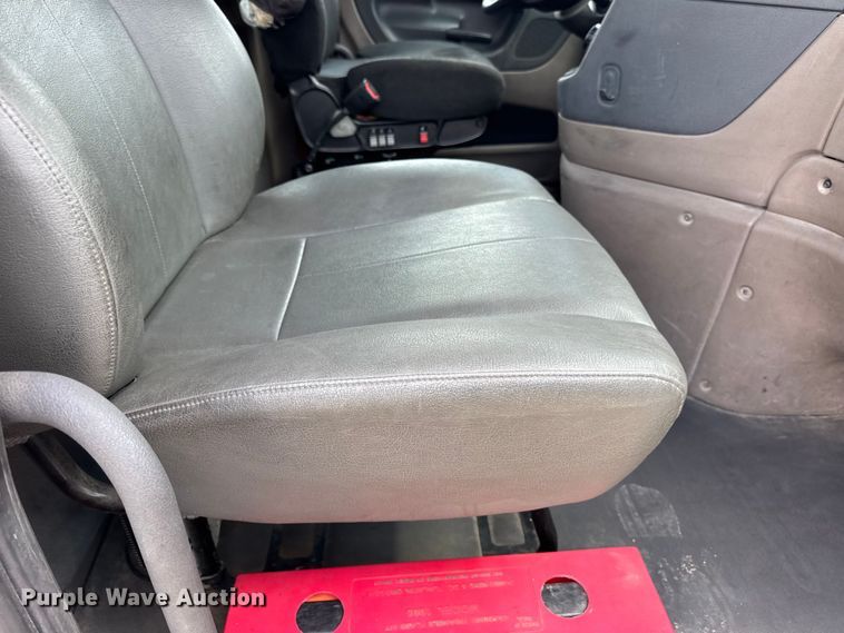 image for item DW6534 2014 Freightliner Cascadia semi truck