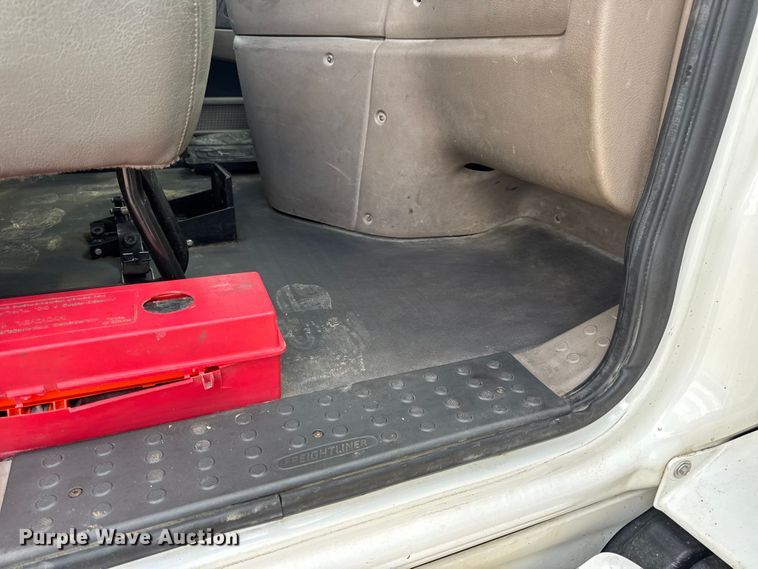 image for item DW6534 2014 Freightliner Cascadia semi truck