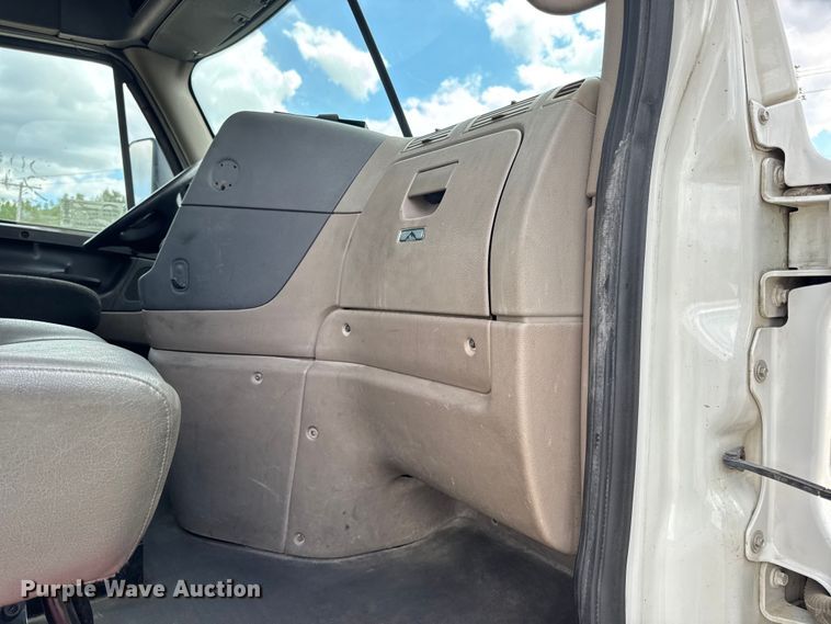 image for item DW6534 2014 Freightliner Cascadia semi truck