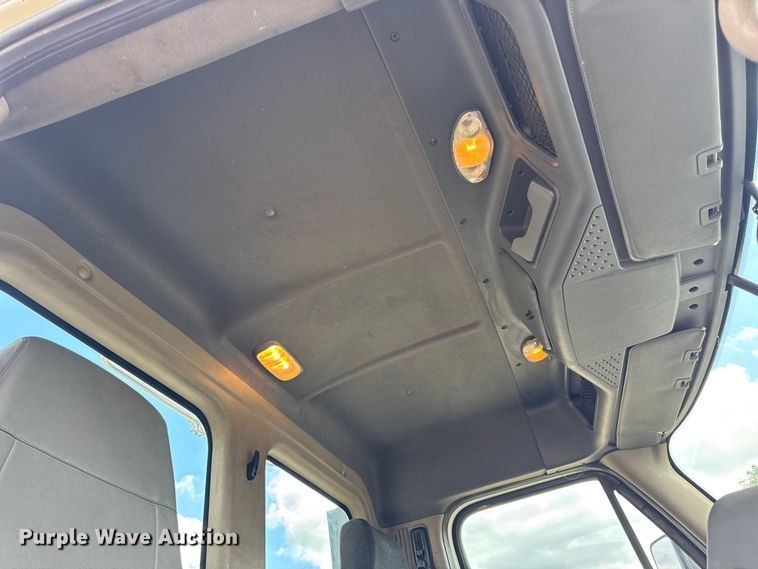 image for item DW6534 2014 Freightliner Cascadia semi truck