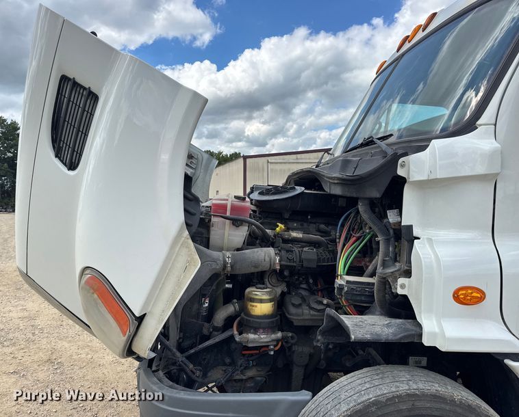 image for item DW6534 2014 Freightliner Cascadia semi truck