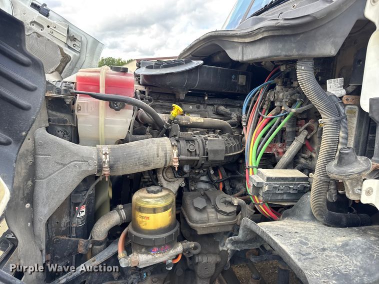 image for item DW6534 2014 Freightliner Cascadia semi truck