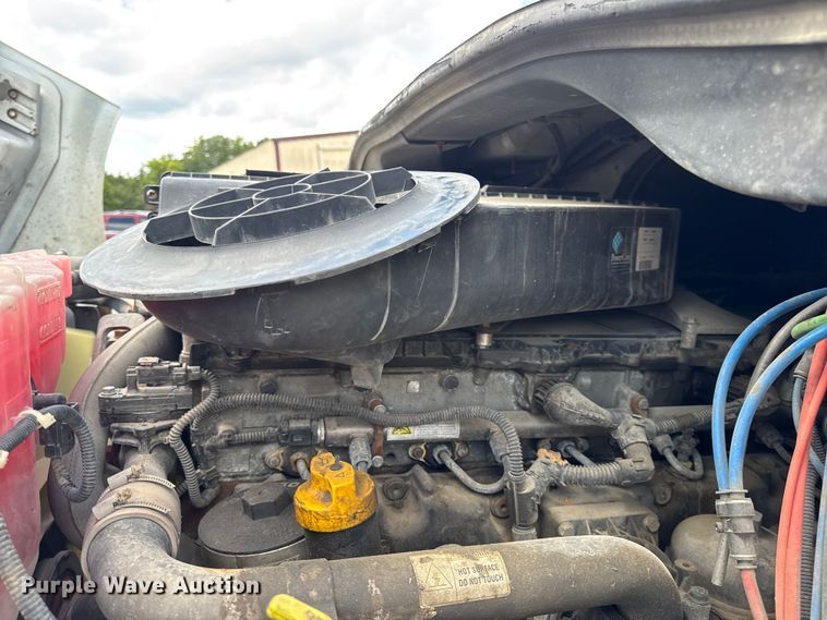 image for item DW6534 2014 Freightliner Cascadia semi truck