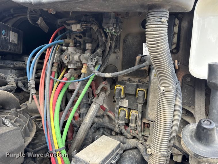 image for item DW6534 2014 Freightliner Cascadia semi truck