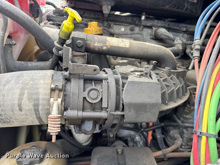 image for item DW6534 2014 Freightliner Cascadia semi truck