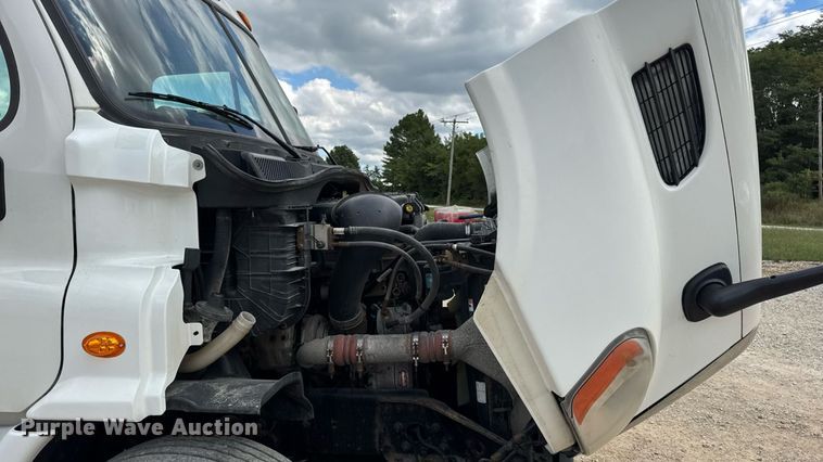 image for item DW6534 2014 Freightliner Cascadia semi truck