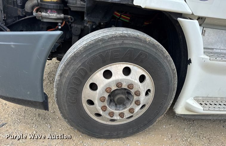 image for item DW6534 2014 Freightliner Cascadia semi truck