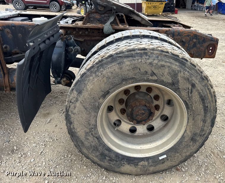 image for item DW6534 2014 Freightliner Cascadia semi truck