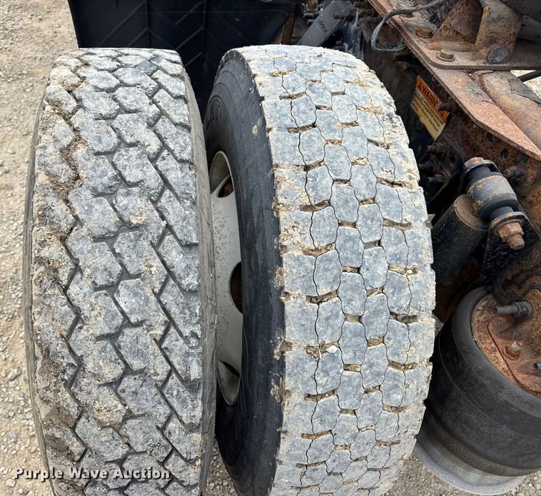 image for item DW6534 2014 Freightliner Cascadia semi truck