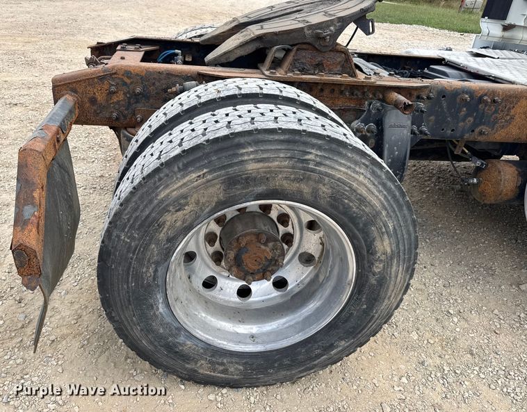 image for item DW6534 2014 Freightliner Cascadia semi truck