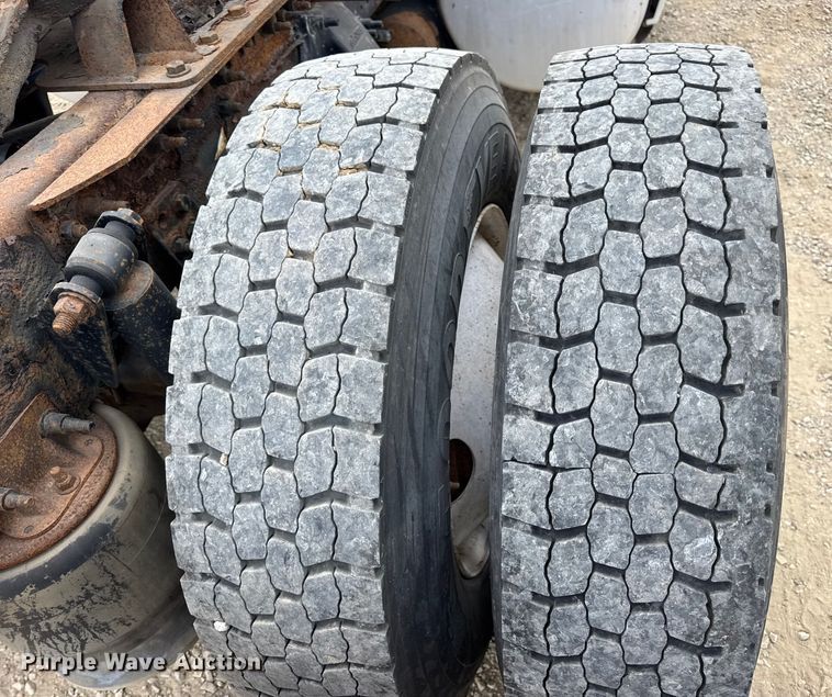 image for item DW6534 2014 Freightliner Cascadia semi truck