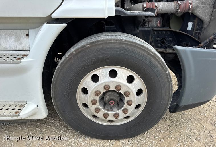 image for item DW6534 2014 Freightliner Cascadia semi truck