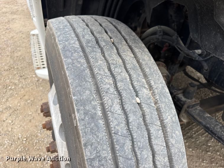 image for item DW6534 2014 Freightliner Cascadia semi truck