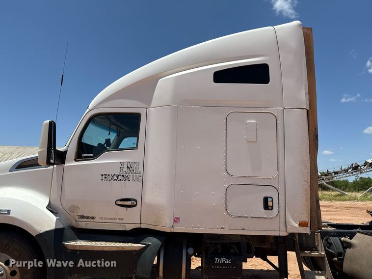 image for item DX5583 2014 Kenworth T680 semi truck