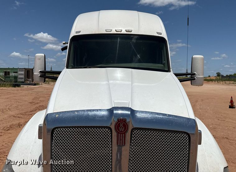 image for item DX5583 2014 Kenworth T680 semi truck