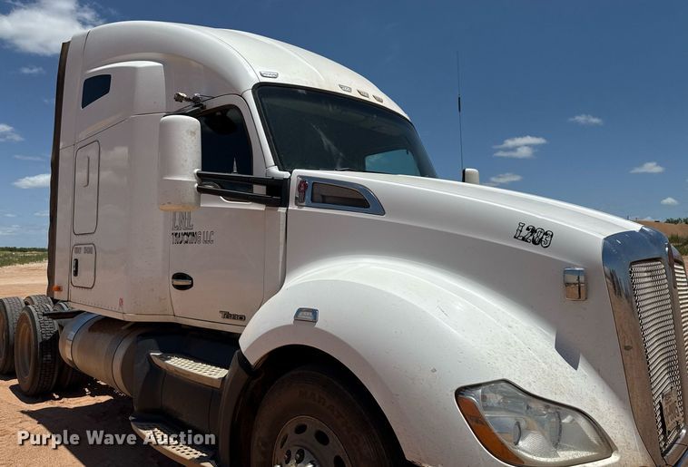 image for item DX5583 2014 Kenworth T680 semi truck
