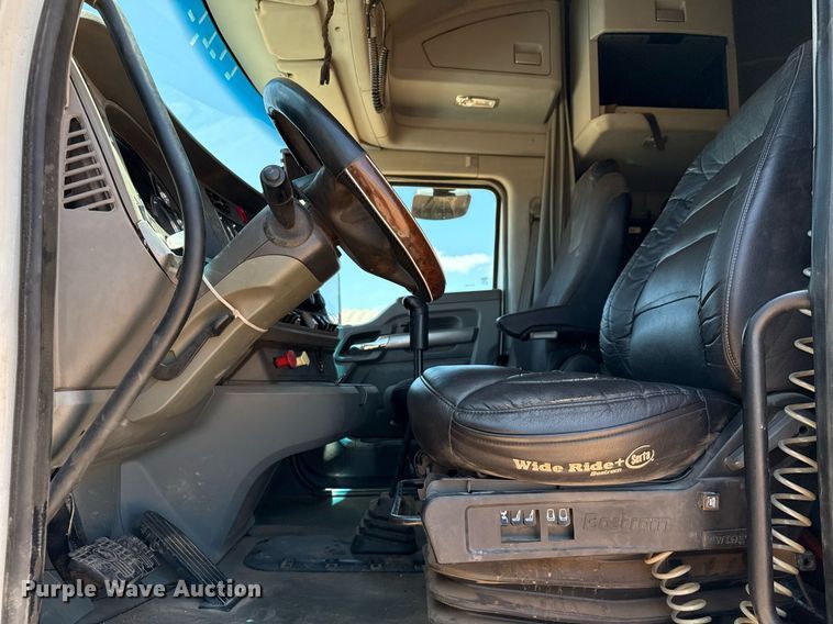 image for item DX5583 2014 Kenworth T680 semi truck