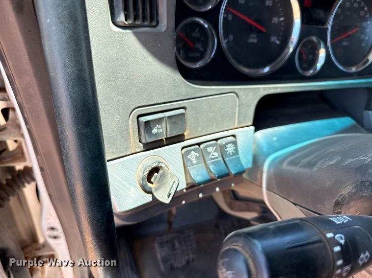 image for item DX5583 2014 Kenworth T680 semi truck