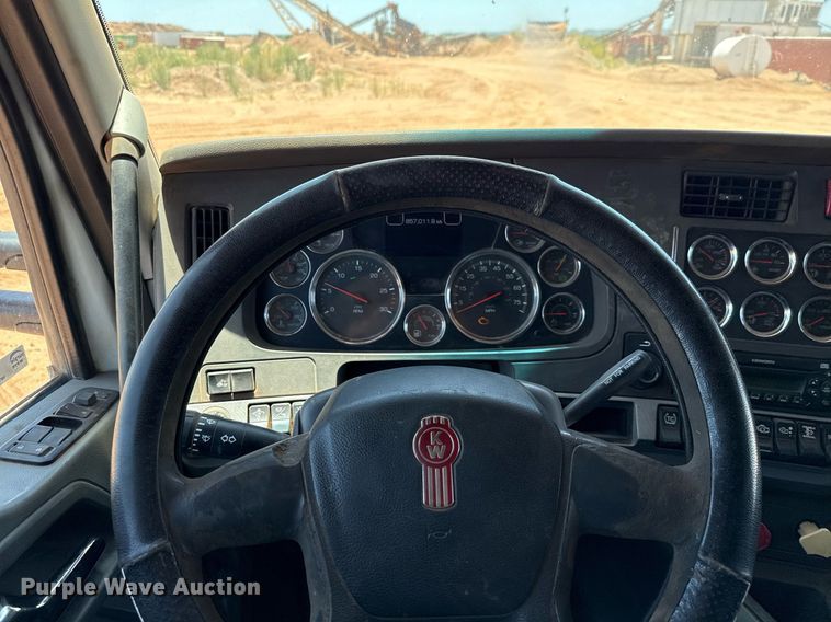 image for item DX5583 2014 Kenworth T680 semi truck