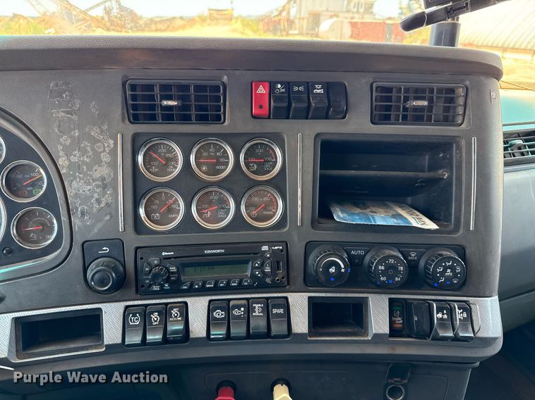 image for item DX5583 2014 Kenworth T680 semi truck