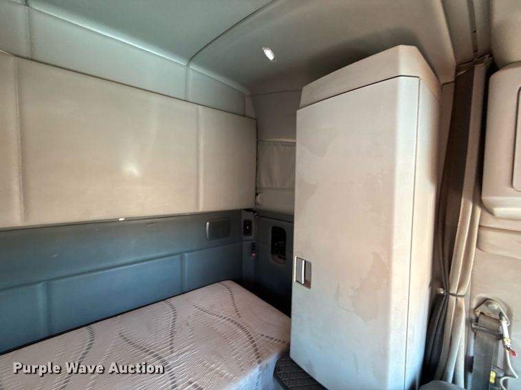 image for item DX5583 2014 Kenworth T680 semi truck