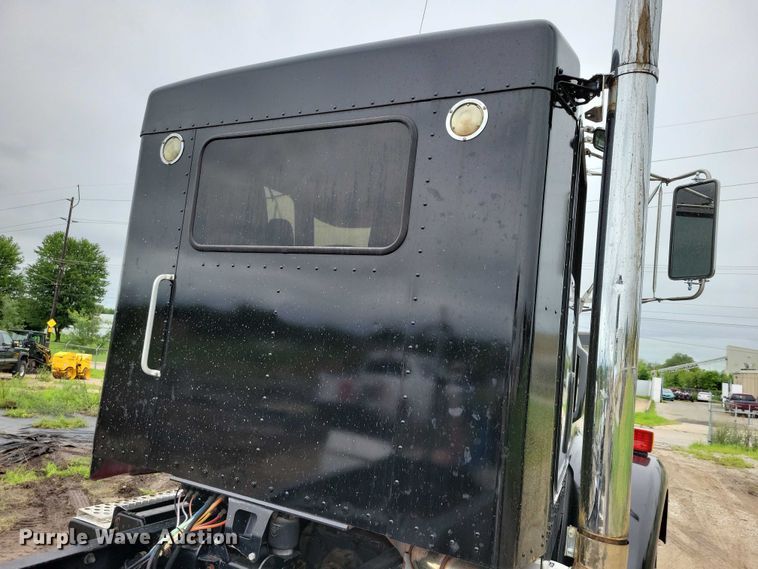 image for item DX7207 2006 Kenworth T800B semi truck