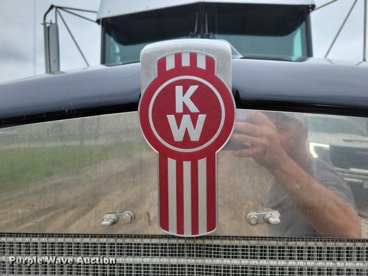 image for item DX7207 2006 Kenworth T800B semi truck