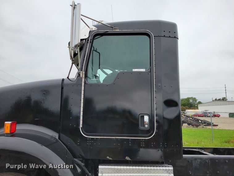 image for item DX7207 2006 Kenworth T800B semi truck
