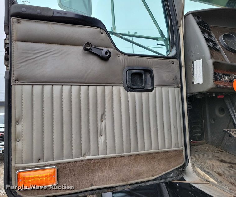 image for item DX7207 2006 Kenworth T800B semi truck