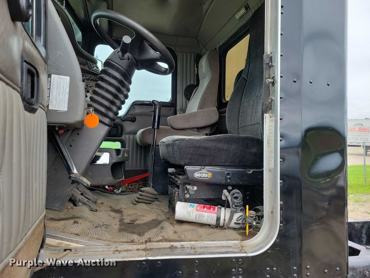 image for item DX7207 2006 Kenworth T800B semi truck