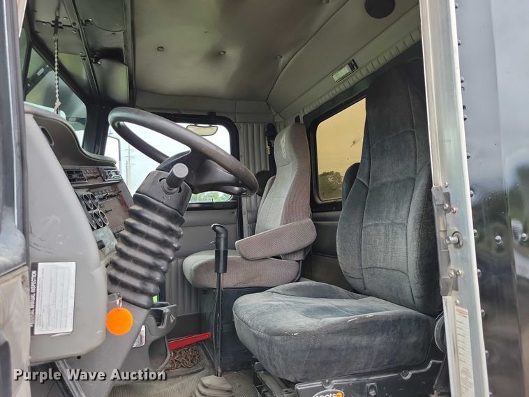 image for item DX7207 2006 Kenworth T800B semi truck