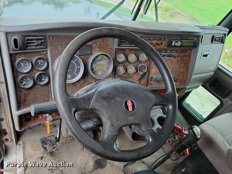 image for item DX7207 2006 Kenworth T800B semi truck