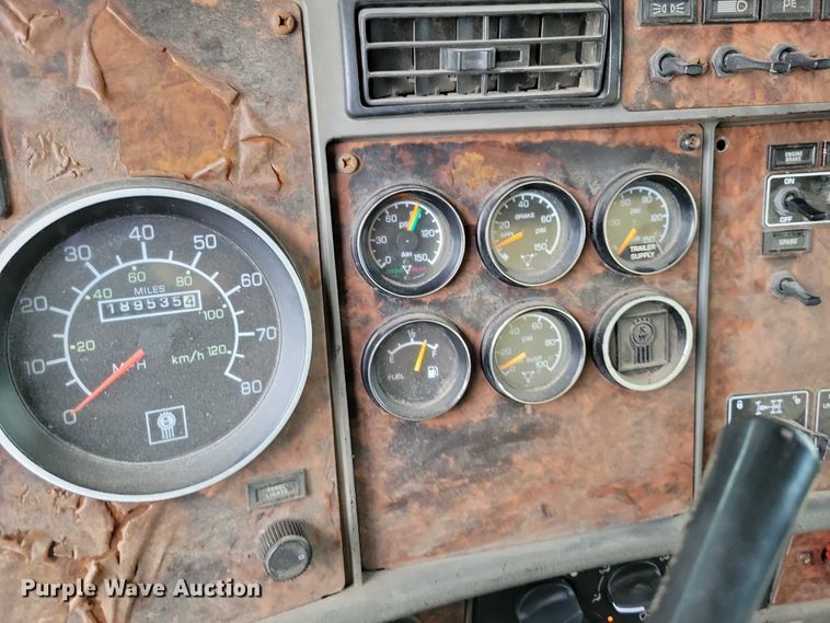 image for item DX7207 2006 Kenworth T800B semi truck