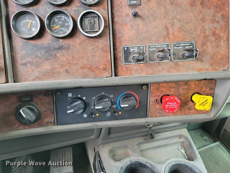 image for item DX7207 2006 Kenworth T800B semi truck